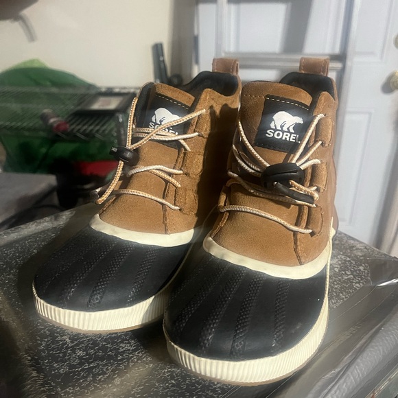 Sorel boots - Picture 2 of 3